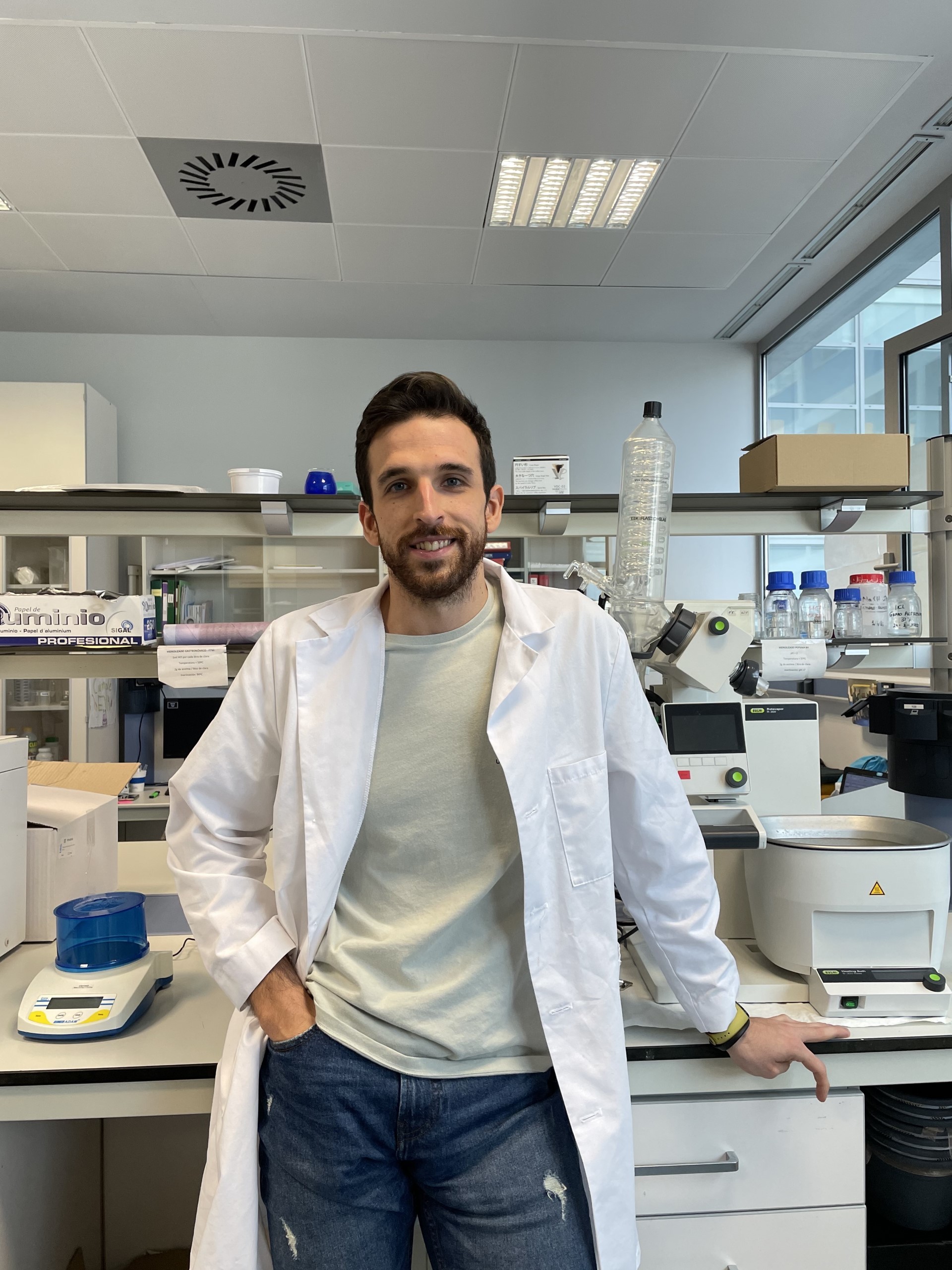 Miguel López Moreno en un laboratorio de investigación